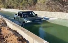 Bán tải điện Rivian R1T thể hiện khả năng lội nước cao gần cả mét trong video mới