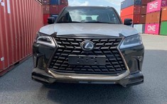 "Chuyên cơ mặt đất" Lexus LX570 phiên bản Black Edition 2021 đầu tiên về nước, giá trải nghiệm gần 10 tỷ đồng