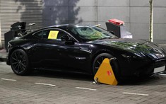 Thủ môn De Gea phải bắt taxi ra về sau khi bị cảnh sát khóa bánh xe Aston Martin Vantage vì chưa đóng thuế