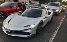 Video: Hai tay đua F1 của Scuderia Ferrari bị bắt gặp lái siêu xe Ferrari SF90 Stradale ở Budapest