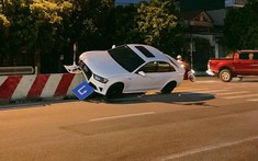Ninh Bình: Xe sang Audi hư hỏng nặng sau khi lao lên dải phân cách