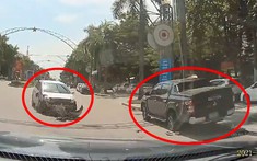 Video: Toyota Yaris vượt xe khác nhưng lại tông thẳng vào đuôi Mitsubishi Triton đỗ bên đường