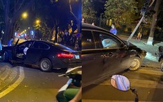 Hà Nội: Xe sang Jaguar tông gãy cột đèn giao thông, túi khí khoang lái bung ra