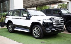 Cận cảnh Toyota Land Cruiser 2022 đầu tiên về Campuchia