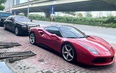 Dàn siêu xe, xe siêu sang và SUV hạng sang đỗ trên vỉa hè trong lúc Hà Nội đang giãn cách xã hội theo Chỉ thị 16