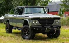 Bán tải cổ điển Dodge W200 Power Wagon 1964 trông vạm vỡ, ấn tượng qua bàn tay dân phục chế