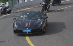 Bị cư dân mạng "tố" lái siêu xe Ferrari đè lên vạch liền, nam diễn viên "dính phạt"