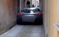 Video: Siêu xe Ferrari Roma rơi cảnh "tiến thoái lưỡng nan" trên một con phố siêu hẹp ở Ý