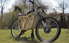 Khâm phục cô gái tự tay biến hóa mô tô scrambler thành xe đạp điện bằng gỗ