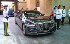 Không dùng Mercedes-Maybach S-Class, Tiểu vương Malaysia lại chọn Genesis G90 Limousine làm phương tiện di chuyển