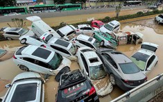 Hàng trăm nghìn ô tô ngập bùn đất sau lũ tại Trung Quốc: Liệu có "cửa" về Việt Nam?