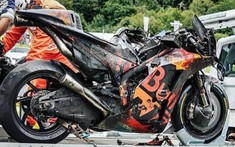 Xe đua bạc tỷ bốc cháy trên trường đua MotoGP khiến các fan xót xa