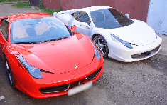 Video: Chủ xe Ferrari 458 Italia nhái may mắn có cơ hội so sánh với xe thật