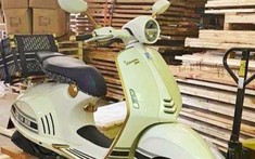 Mặc kệ Covid-19, siêu phẩm Vespa 946 Christian Dior vẫn về Việt Nam