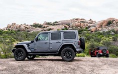 SUV ăn khách Jeep Wrangler 4xe tăng giá vì quá hot