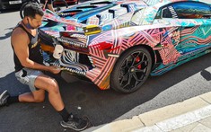 Chủ xe Lamborghini Aventador SVJ tiến hành sơn thủ công siêu xe giữa nơi công cộng