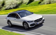 Mercedes-Benz C-Class 2022 phiên bản "gầm cao, mái thoáng" trình làng