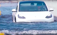 Xe điện và xe chạy bằng động cơ đốt trong: Xe nào lội nước tốt hơn?