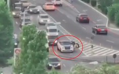 Video: Hết xăng ngay tại vòng xuyến, chiếc xe siêu sang Rolls-Royce Wraith gây ùn tắc giao thông