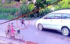 Video: Va chạm với ô tô Toyota Innova khi chạy sang đường, bé trai 9 tuổi tử vong tại Bắc Giang