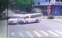 Video: 2 xe cứu thương tông nhau tại ngã tư của Đà Nẵng khiến bệnh nhân F0 tử vong
