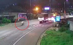 Video: Xe máy vượt ẩu, tông trực diện ô tô tải khiến 2 người tử vong tại Đồng Nai