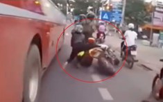 Video: Thanh niên điều khiển mô tô phân khối lớn tự gây tai nạn rồi ngã vào ô tô khách tại Đồng Nai