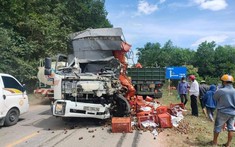 Hà Tĩnh: Ô tô tải và xe đầu kéo tông nhau kinh hoàng, 1 người tử vong