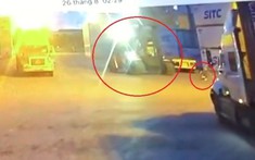 Video: Đang ngồi ở bãi trong cảng Đình Vũ, tài xế xe container bị xe nâng cán tử vong