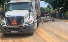 Hòa Bình: Xe máy va chạm với xe đầu kéo, 2 thanh niên 18 tuổi tử vong