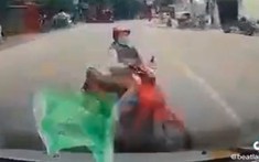 Video: Sang đường khuất tầm nhìn, người phụ nữ đi xe máy bị ô tô tải tông văng tại Lạng Sơn