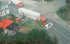 Video: Sau va chạm với xe container, nữ tài xế lái Mazda CX-5 tông tiếp vào vách núi tại Lạng Sơn