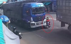 Video: Người phụ nữ đi xe máy suýt bị cuốn vào gầm ô tô tải trong vụ tai nạn tại Quảng Ngãi