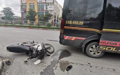 Video: Xe máy tông vào đuôi xe khách đang dừng trả khách, 1 thanh niên nằm gục tại chỗ