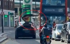 Video: Không đóng cửa "cánh chim" khi chạy trên đường, Tesla Model X làm vỡ kính lái của xe buýt