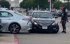 Video: Nữ tài xế lái Toyota Camry liên tục tông chiếc Hyundai Sonata để bỏ trốn sau khi gây tai nạn
