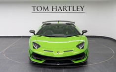 Lamborghini Aventador SVJ mui trần màu xanh tuyệt đẹp đang rao bán nhưng có lẽ sẽ không thể về nước
