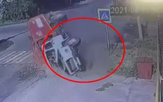 Video: Sau va chạm với xe ô tô ở ngã tư, xe container lật nghiêng, đè trúng người đi xe đạp