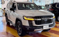 Ngắm hình ảnh "bằng xương, bằng thịt" của Toyota Land Cruiser GR Sport 2022 tại đại lý