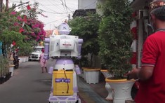 Người đàn ông Indonesia tự chế rô bốt bằng phế liệu và đồ gia dụng để giao thức ăn từ xa trong cảnh đại dịch