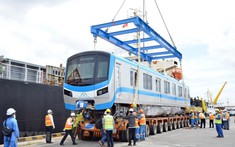 Mỏi mòn đợi metro lăn bánh