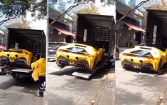 Khoảnh khắc siêu xe Ferrari SF90 Stradale rơi từ xe tải xuống đường khiến không ít người xót của