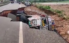 Video: Xe tải bị "hố tử thần" bất ngờ xuất hiện trên đường phố Ấn Độ nuốt chửng