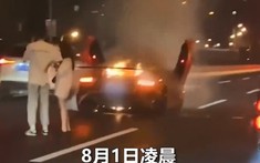 Siêu xe Lamborghini bất ngờ cháy như đuốc trên đường, thiếu gia an ủi bạn gái "có anh đây rồi"