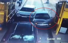 Video quay khoảnh khắc xe ô tô chạy quá tốc độ, tông trúng 2 người ở trạm thu phí