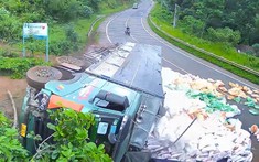 Video: Nghi ngờ tài xế ngủ gục khiến xe tải tông vào dải ta-luy rồi lật nghiêng trên QL14