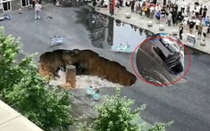 Video: "Hố tử thần" lại xuất hiện trên đường phố ở Trung Quốc, nuốt chửng 1 ô tô đang lưu thông