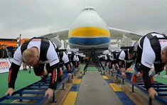 Video: 8 lực sĩ người Ukraine lập kỷ lục kéo máy bay chở hàng nặng nhất thế giới, trọng lượng 330 tấn