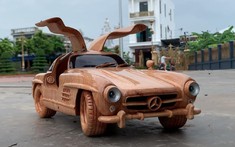 Thợ mộc Việt chế tác Mercedes-Benz 300 SL Gullwing 1955 bằng gỗ biết "tung cánh" như thật