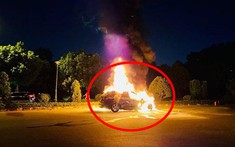Video: Xe BMW X5 bất ngờ cháy như đuốc trên đường phố Hà Nội vào đêm tối, 3 người thoát nạn